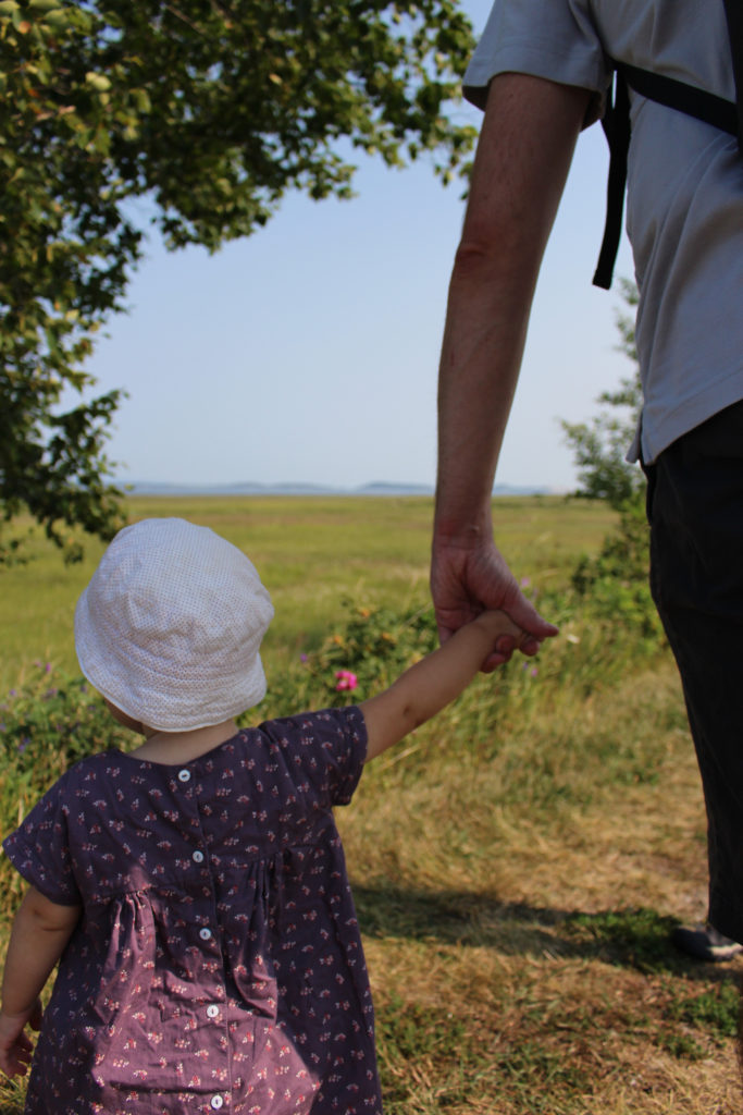 bébé tenant la main à un adulte, parentalité positive